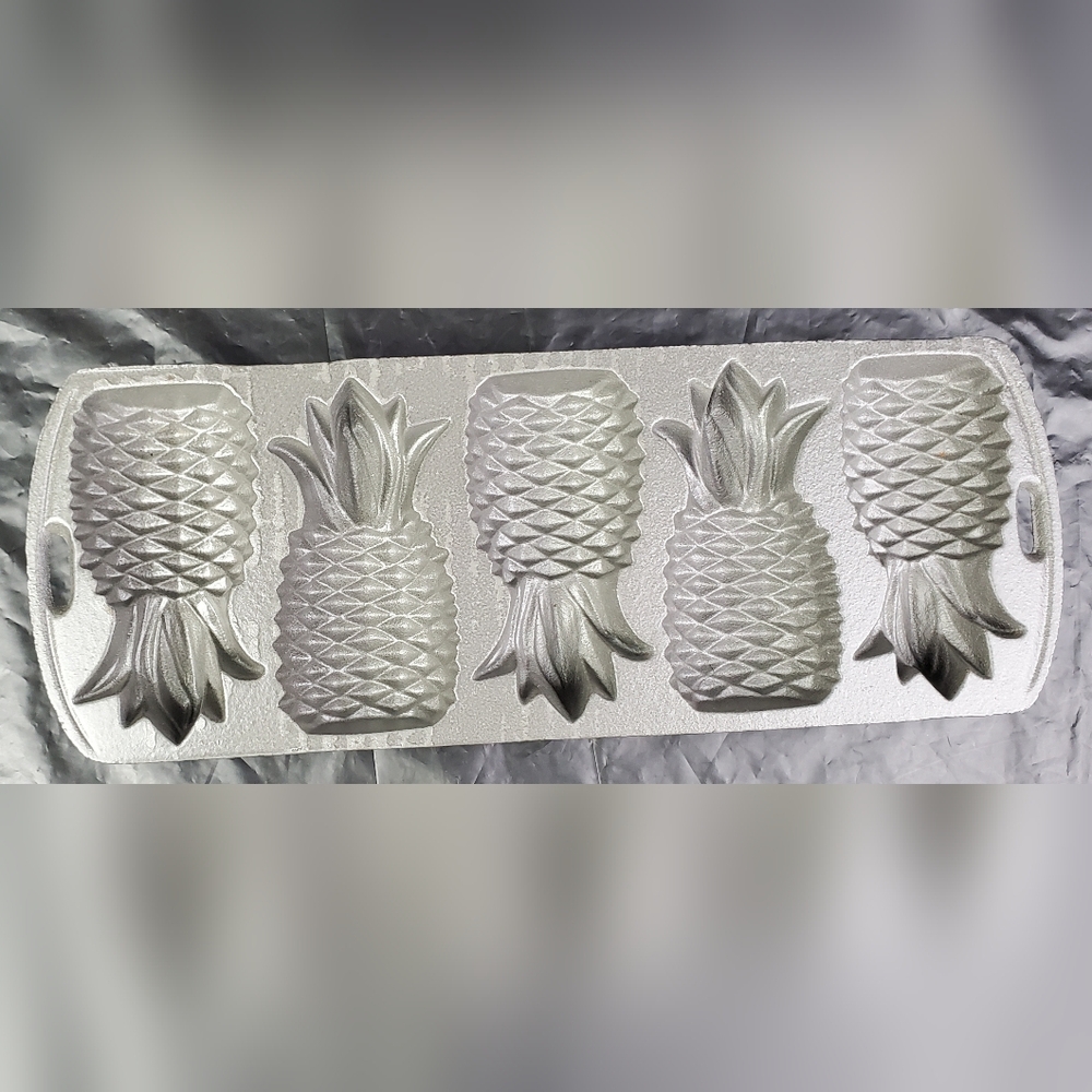 John Wright Co VTG 1996 Pineapple Cast Iron Baking Cornbread Baking Mold USA GUC